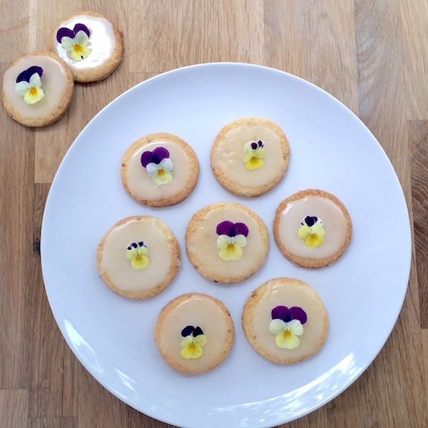 Ricetta biscotti glassati al limone con fiori commestibili