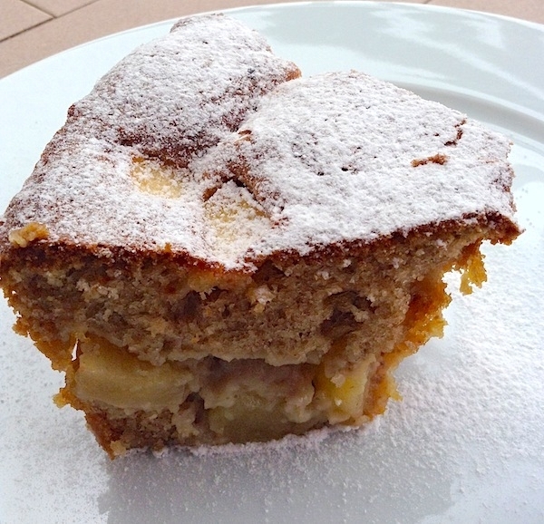 Fetta di torta di mele con yogurt