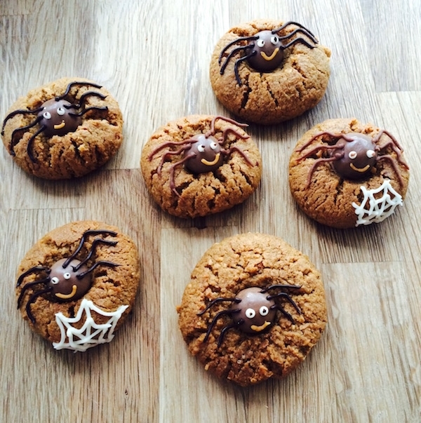 Biscotti con burro di arachidi e ragni di cioccolato