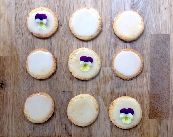 	Biscotti glassati al limone con fiori commestibili Dolci Pattìni