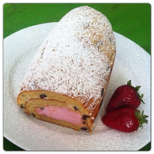 Rotolo bicolore fragola e panna con torta Pattìni