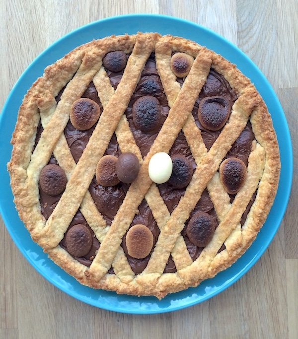 Crostata al cioccolato con le uova di Pasqua