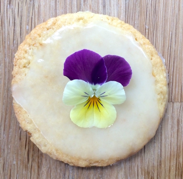 Pasta frolla al limone con glassa e viole del pensiero