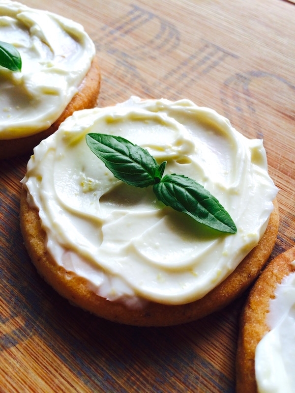 Biscotti glassati con crema al formaggio e basilico