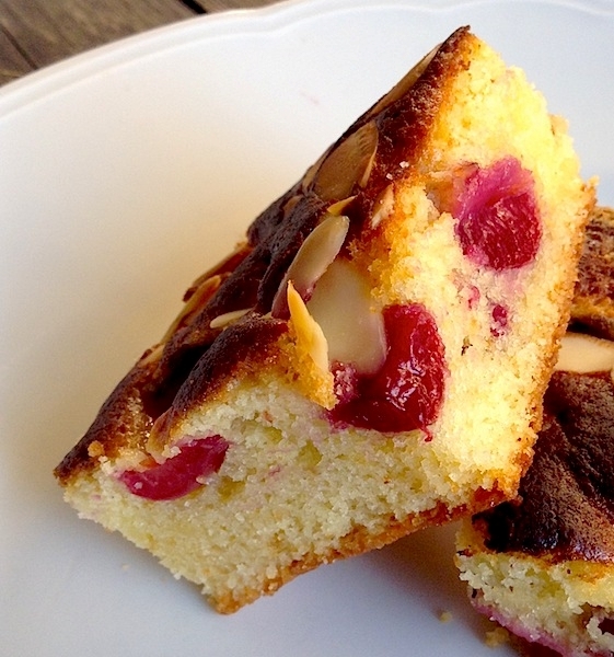 Torta al cioccolato bianco con ciliegie