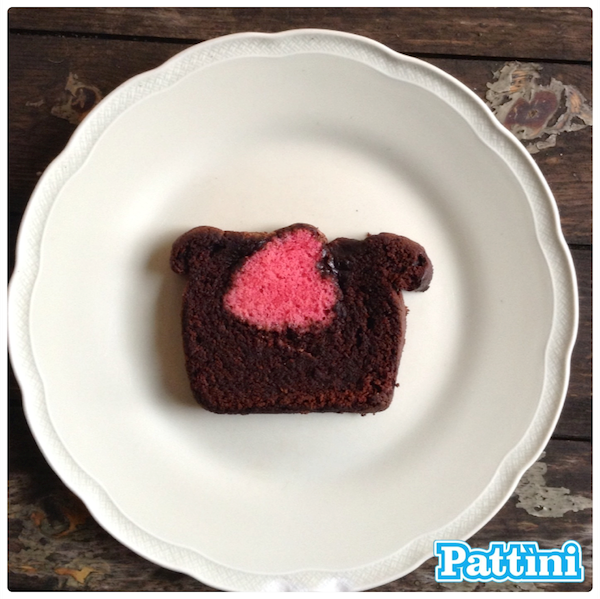 Torta al cioccolato con cuore rosso per San Valentino con Pattìni