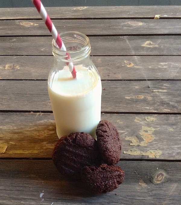 Latte e biscotti al cioccolato senza burro