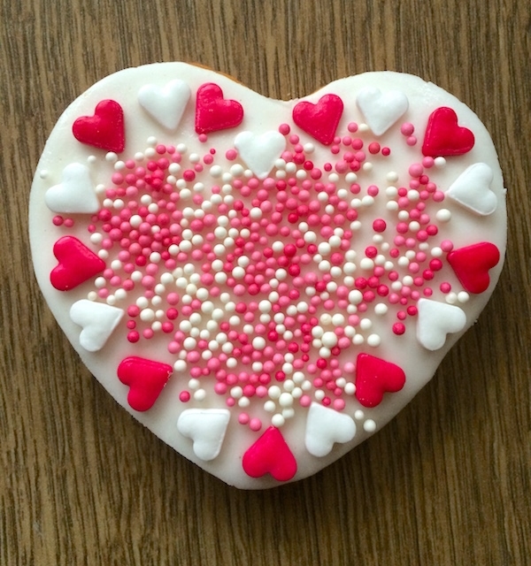 Biscotti a forma di cuore decorati pre San Valentino