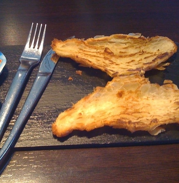 tipica colazione spagnola cornetto alla piastra