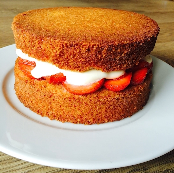 Torta victoria sponge cake farcita con fragole