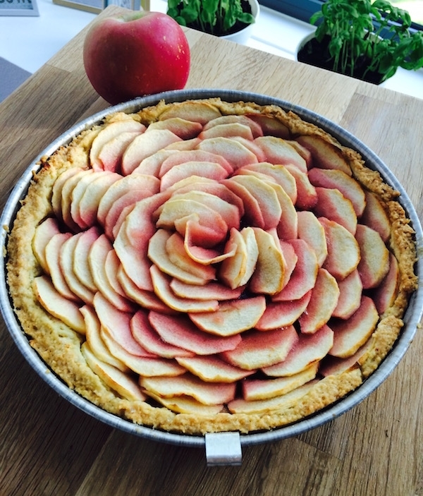 Ricetta per la festa dei Nonni: crostata fiorita con mele e marmellata