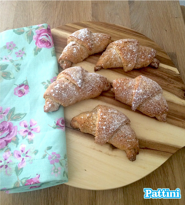 Ricetta brioche al miele: piccoli cornetti per merende e picnic all’aperto