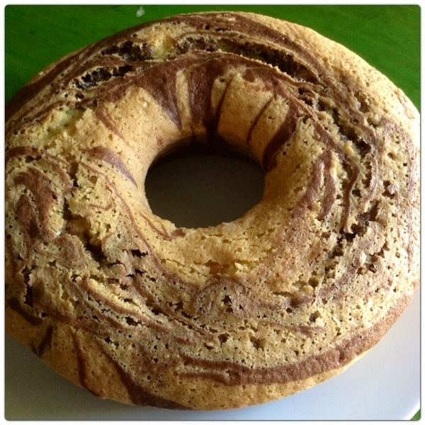 Ciambella bicolore: un incontro tra cioccolato e vaniglia