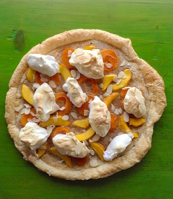 Ricetta Torta di pasta sfoglia con pesche, albicocche e meringa