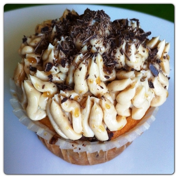 Muffin con gocce di cioccolato e crema al burro e caffè