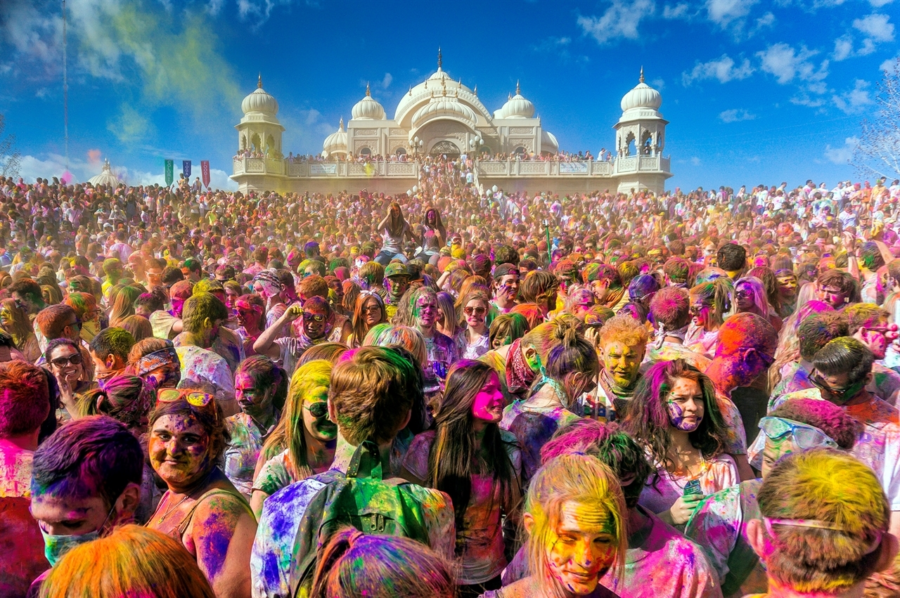 “Colori” a colazione all”Holi Festival