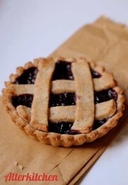 Crostatine di grano saraceno con confettura di lamponi