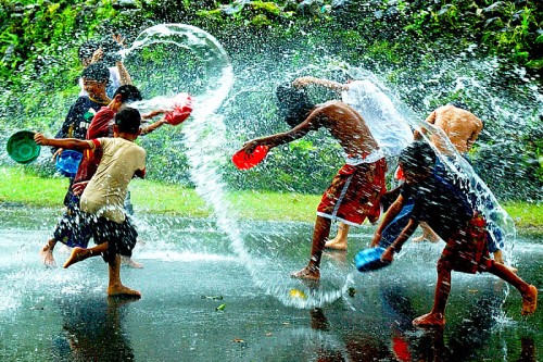 Giochi con l’acqua: cartoncini, spago, bicchieri di carta e acqua a volontà