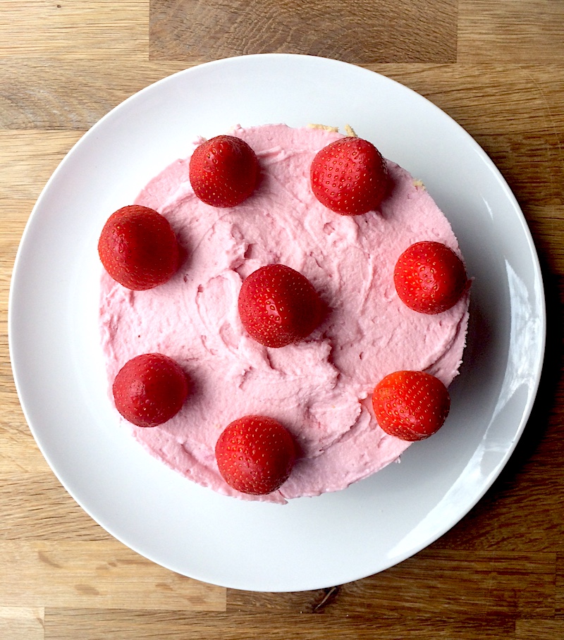 Torta allo yogurt e fragole senza cottura