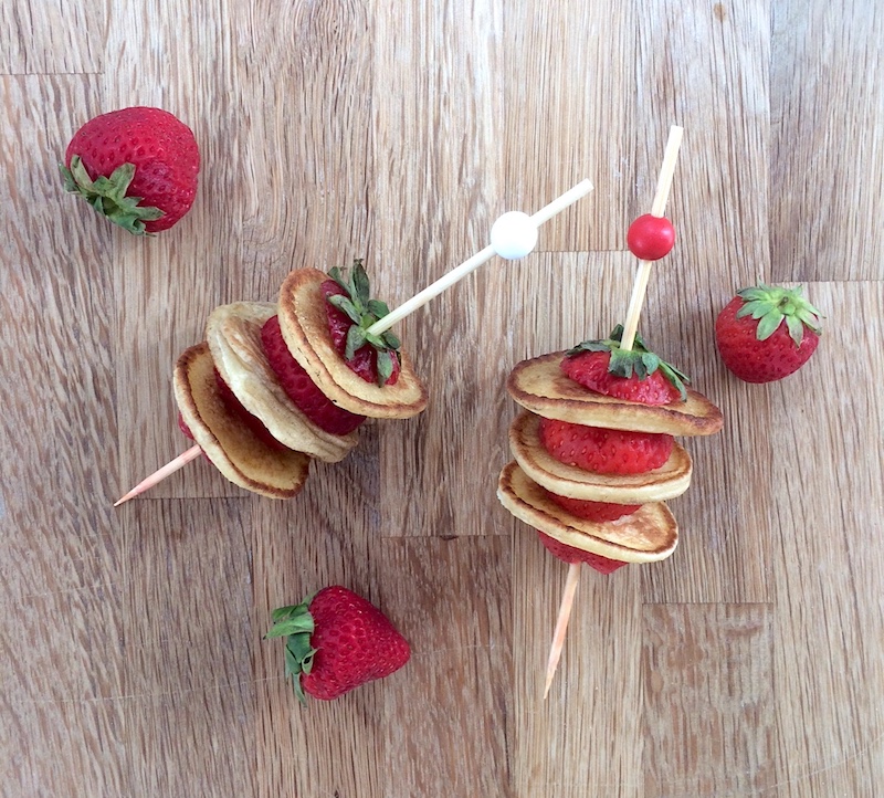 Colazione/merenda dell’estate: spiedini fragole e pancake