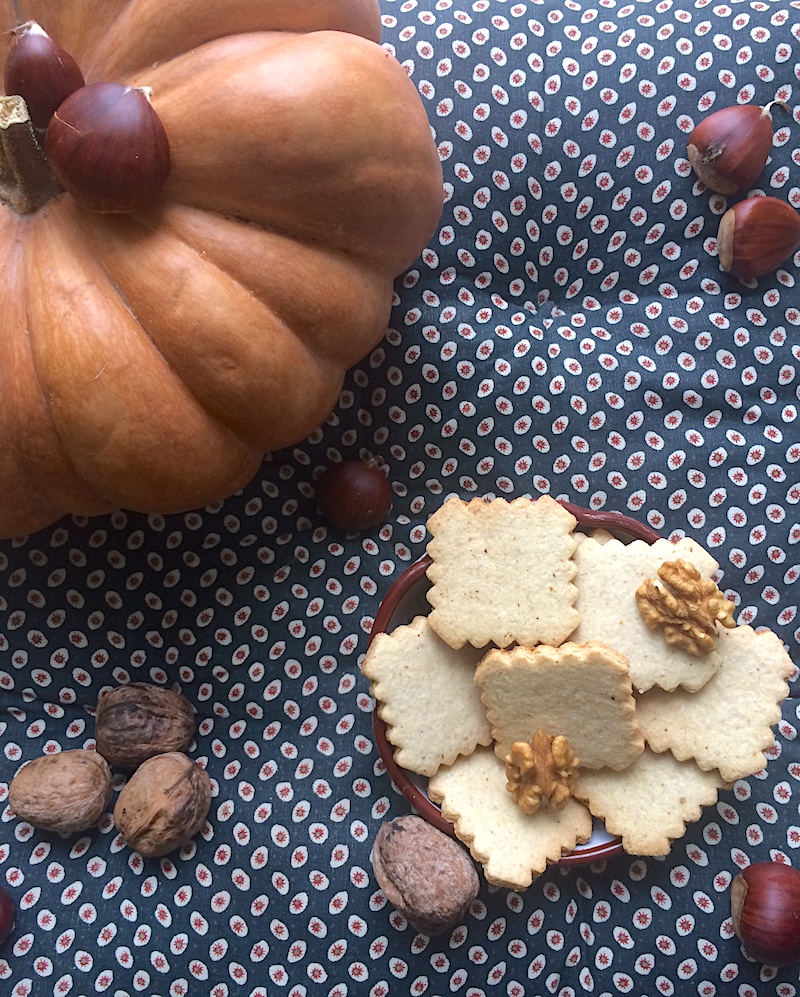 Ricetta dell’autunno: biscotti alle noci e un libro da leggere