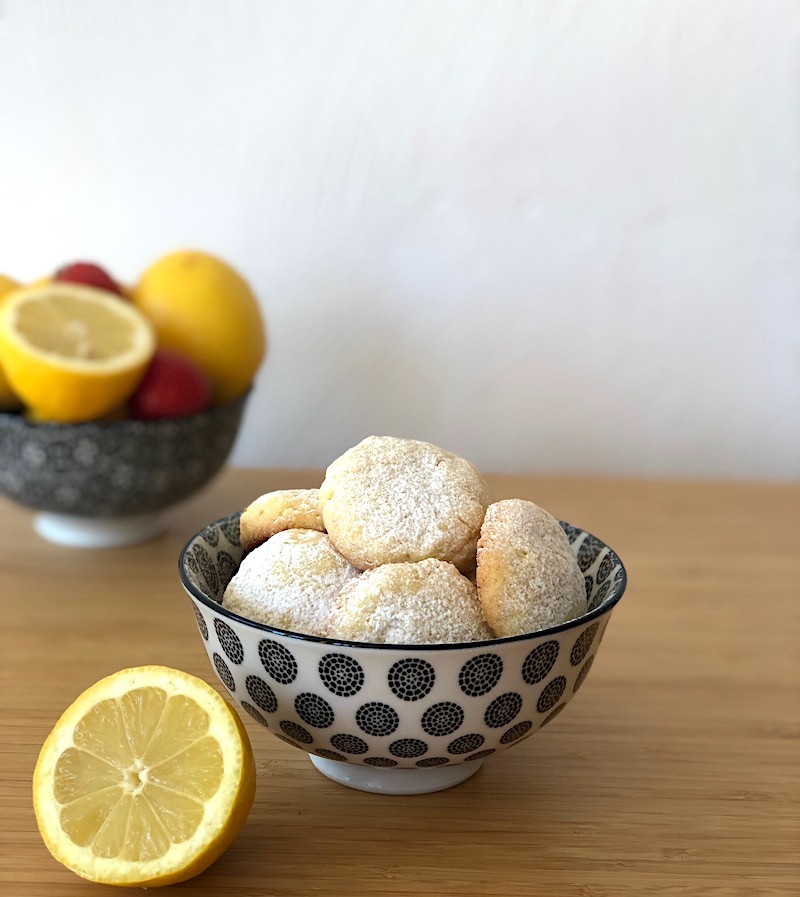 ciotola con biscotti al limone 