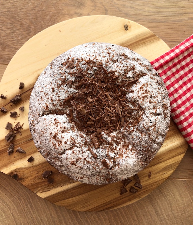 torta con cioccolato e zucchero a velo