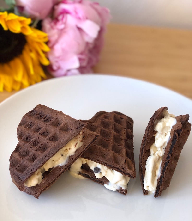 Panini di gelato con waffle al cacao: icecream Sandwiches fatti in casa