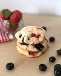 biscotti con fragole e mirtilli