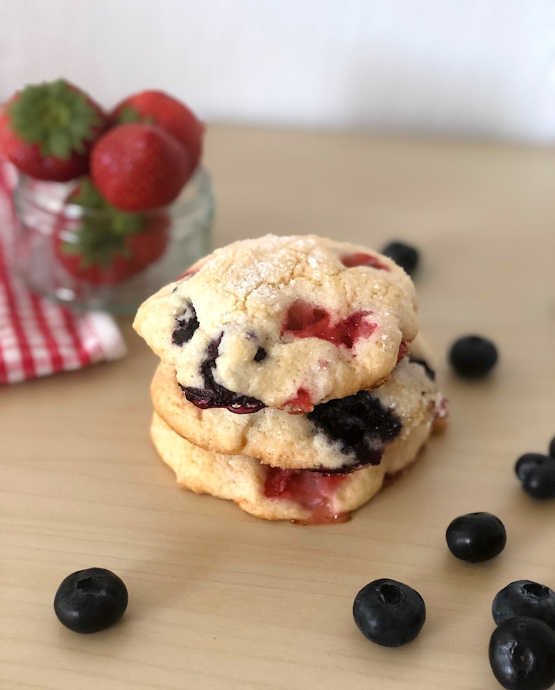 Biscotti fragole e mirtilli: ricetta super-facile per l’estate