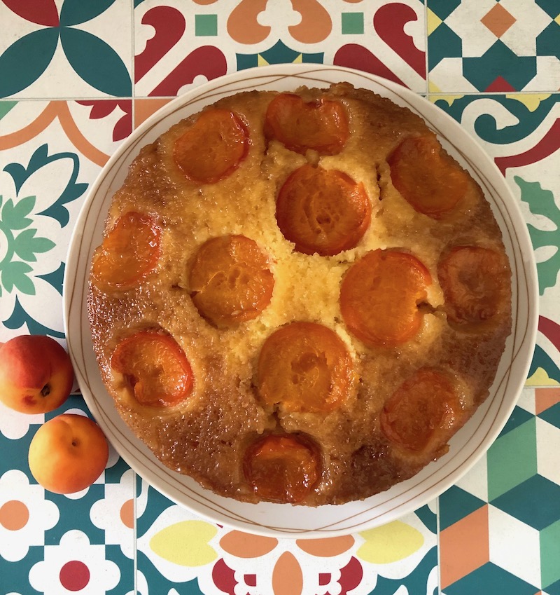 Torta rovesciata alle albicocche e caramello