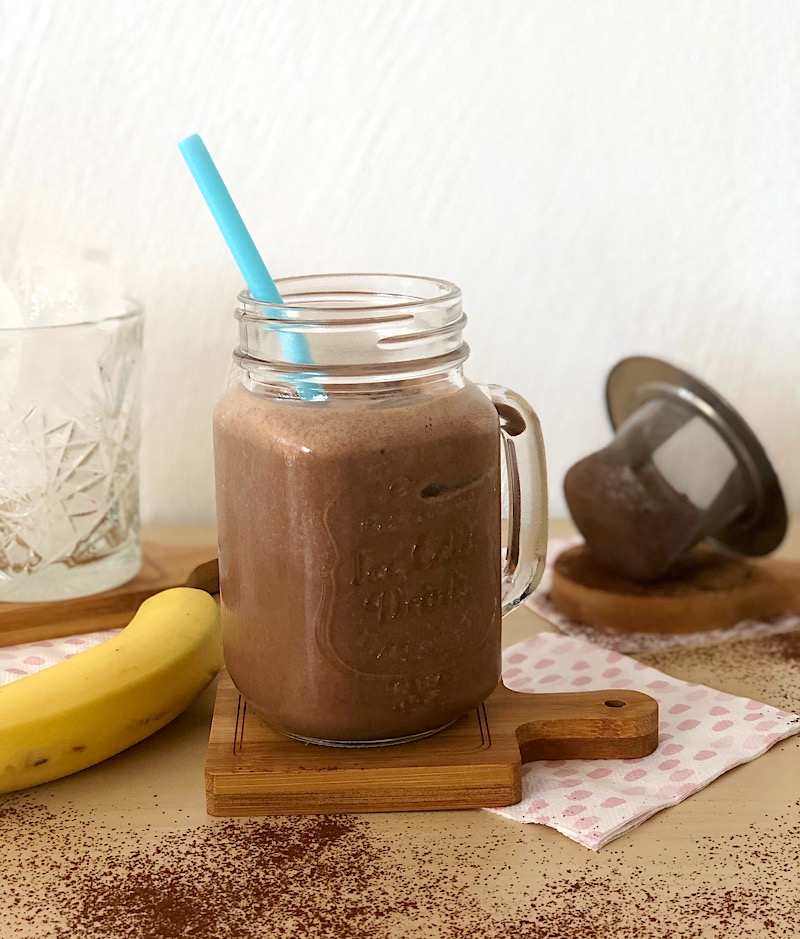 smoothie al cioccolato con banane e burro di arachidi