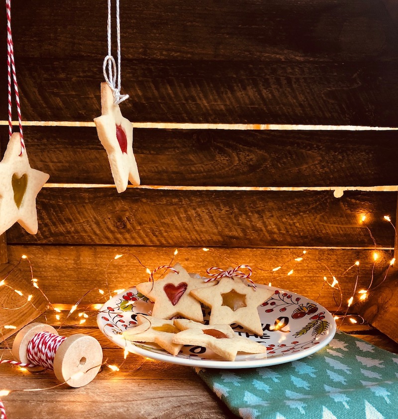 Biscotti Di Natale Effetto Vetro.Biscotti Di Vetro La Ricetta Perfetta Da Appendere All Albero Di Natale