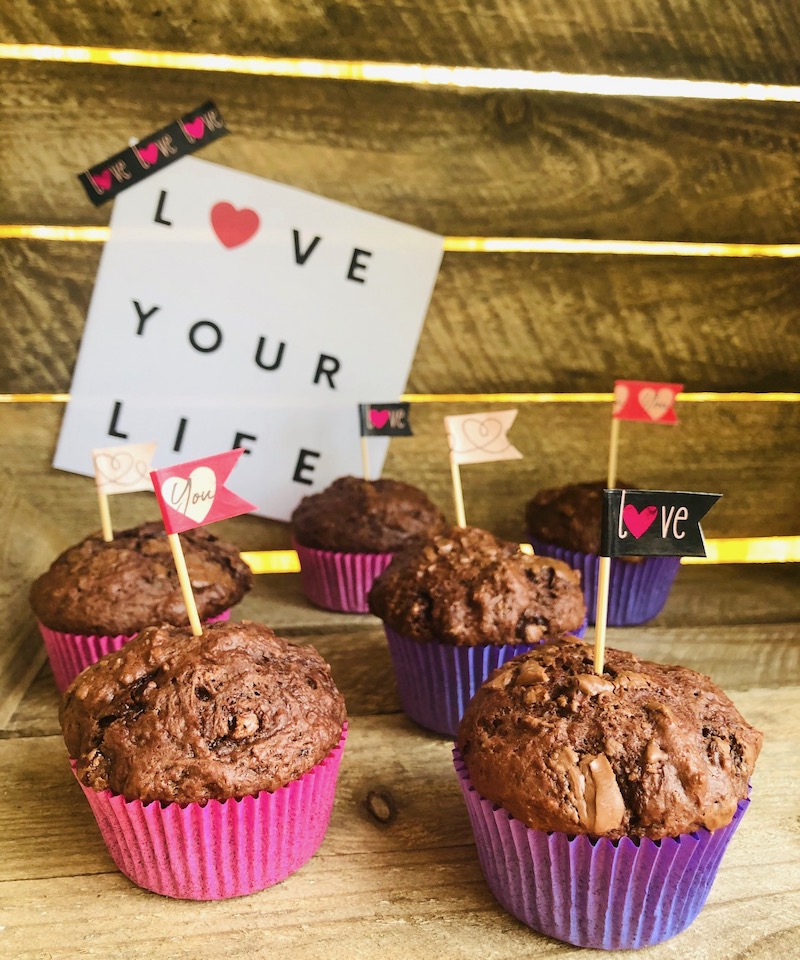 Muffin al cacao con gocce di cioccolato e yogurt greco