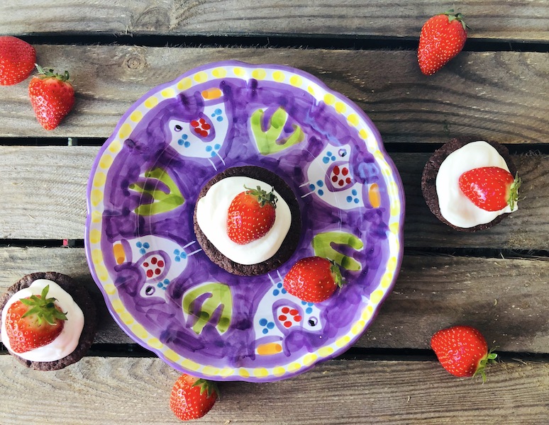 Tazze di biscotti al cacao ripieni di crema al formaggio e fragole