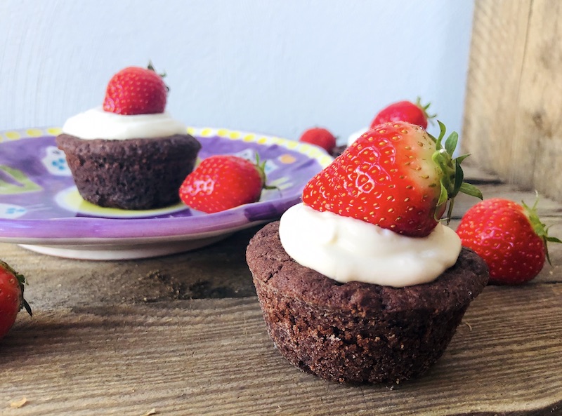 Biscotti cookie cup al cacao con fragole