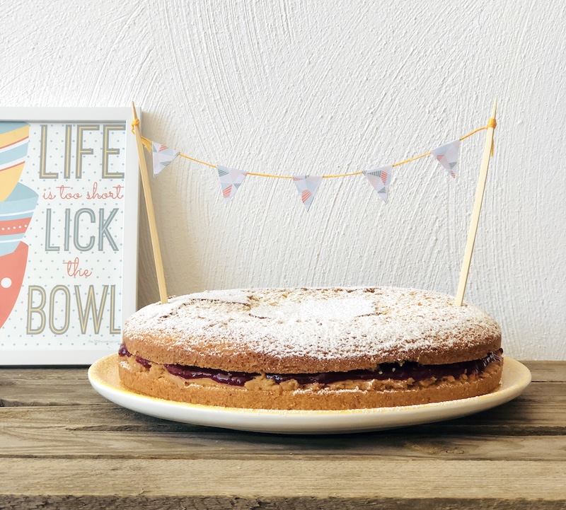 Torta con marmellata e burro d’arachidi: come preparare la Victoria sponge cake.