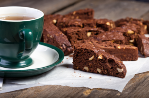 I cantucci al cacao sono i biscotti perfetti per l’arrivo dell’autunno. Ripieni di mandorle croccanti sono perfetti per la merenda di grandi e piccini. Scoprite la ricetta del Nonno Pasticciere.