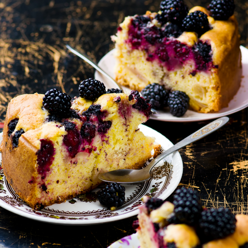 Torta dell'autunno con mele e more