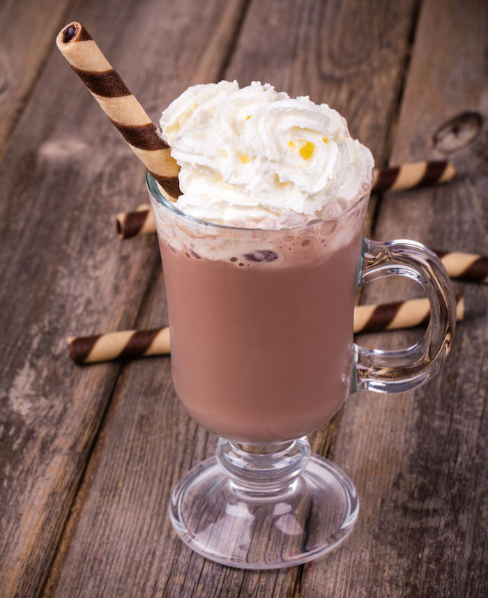 Cioccolata calda con panna e biscotti