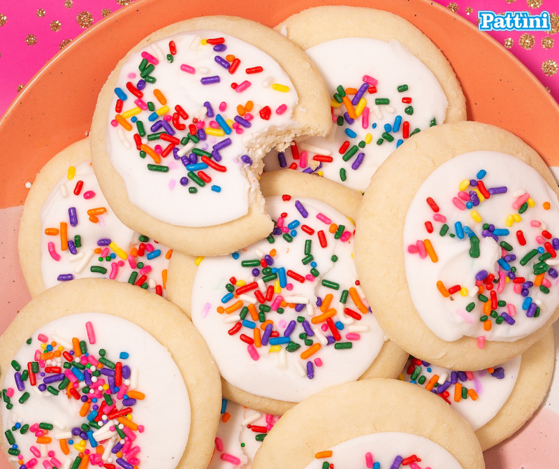 Biscotti di carnevale con sprinkle e glassa alla vaniglia