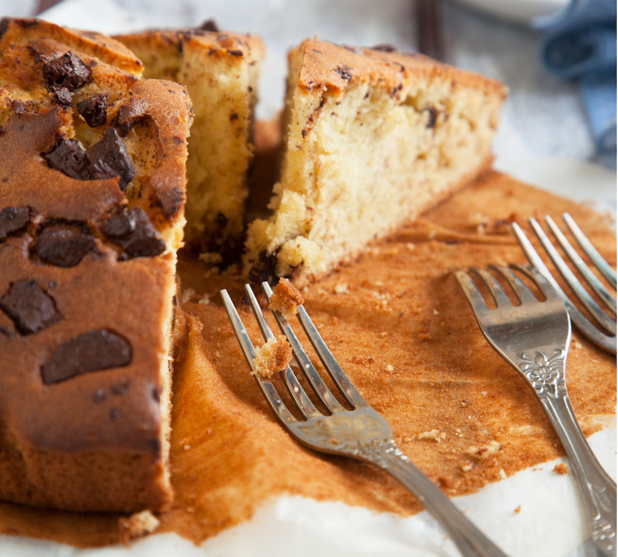 fetta di torta con gocce di cioccolato