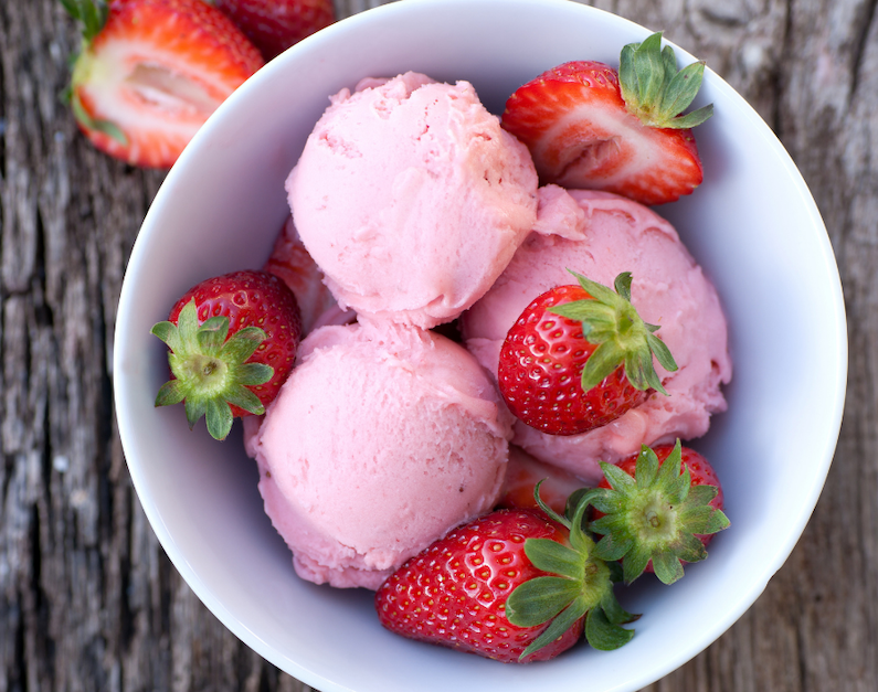 Gelato alla fragola facile: ricetta senza gelatiera